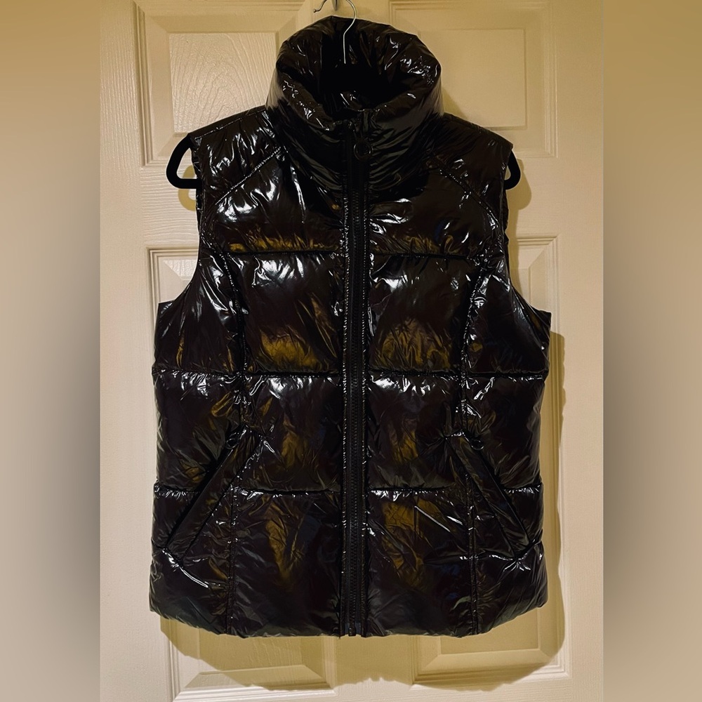 Super stylish Shiny Black Puffer Vest Sz S Used once
High collar Noize design